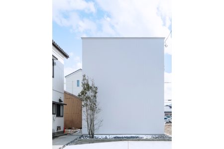 路地の空に開く家